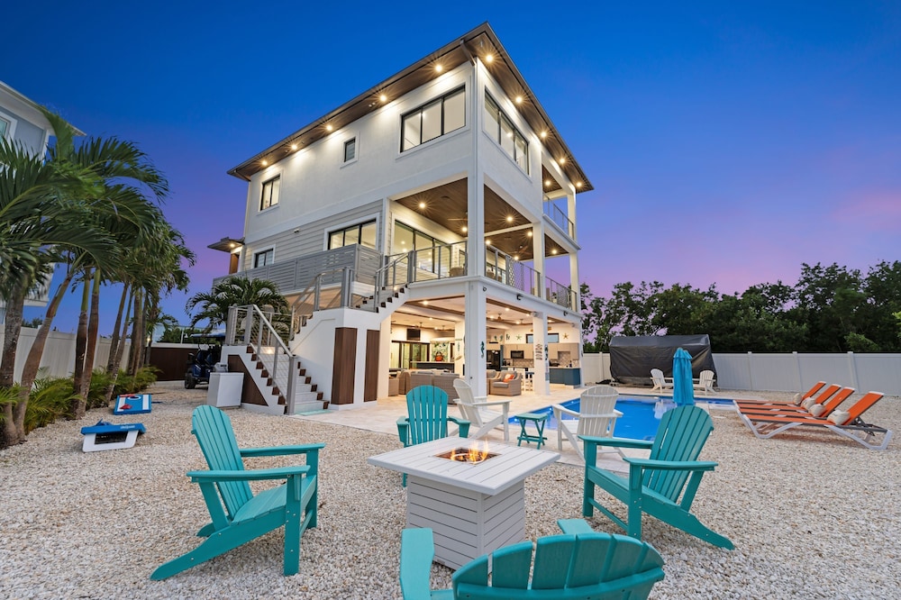 Luxury Seaside Escape Pool Dock Scenic Views in Marathon, United States