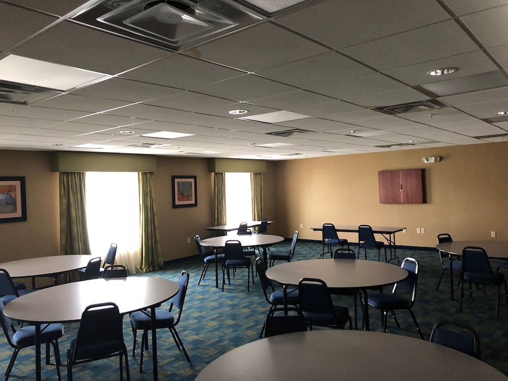 Country View Inn & Suites - photo 38