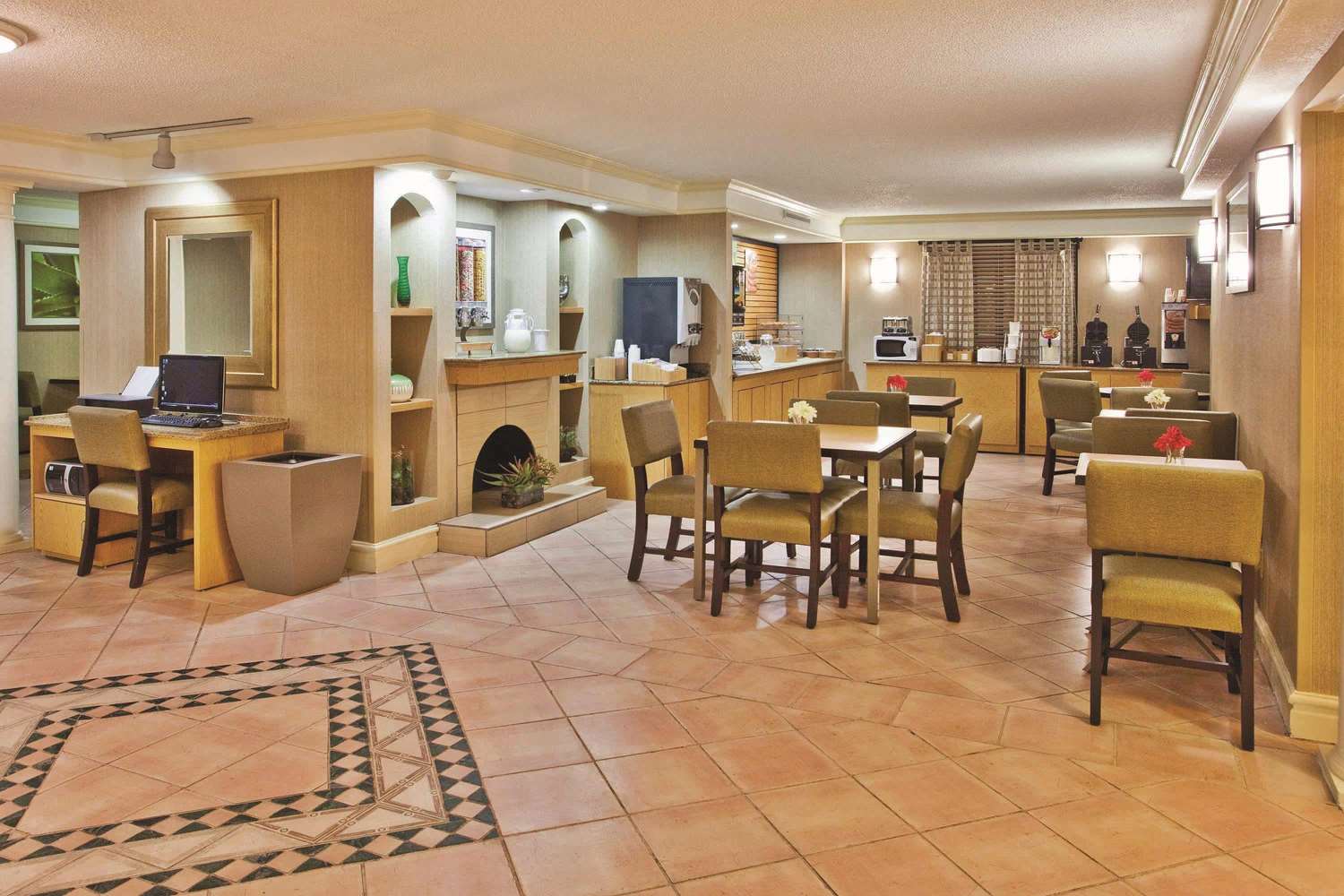 La Quinta Inn Savannah Midtown - photo 12