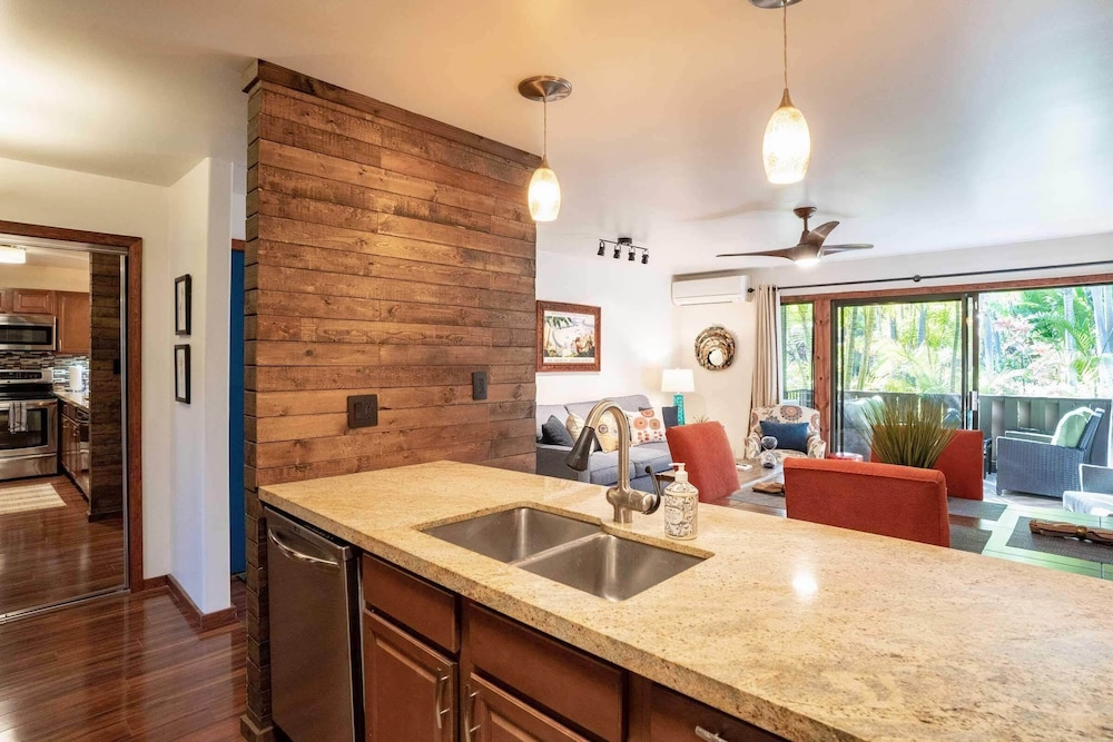 Tropical & Serene Garden Vistas in Kihei, United States