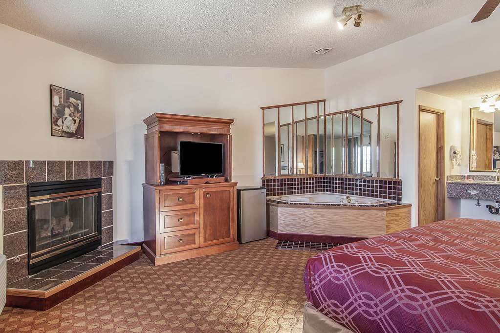 Econo Lodge Inn & Suites Madras - photo 32