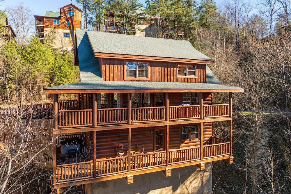 Playhouse Cinema Four Bedroom Cabin — 4-Star Luxury Hotel in Sevierville, United States