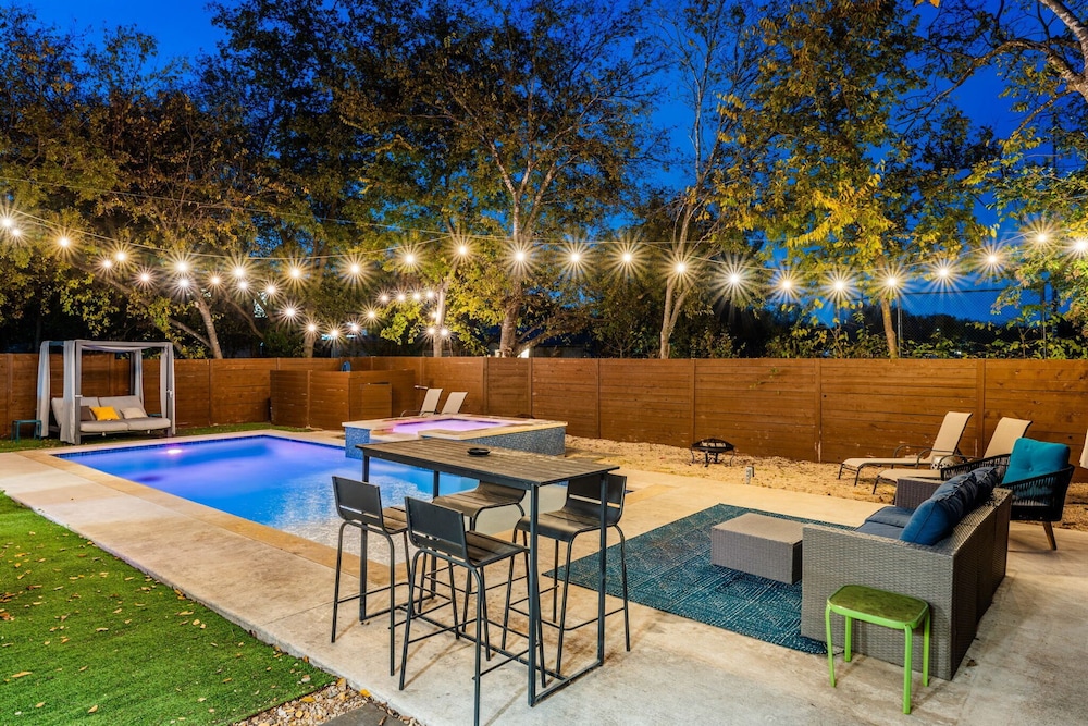 Majestic Teal Haven — 4-Star Luxury Hotel in Austin, United States
