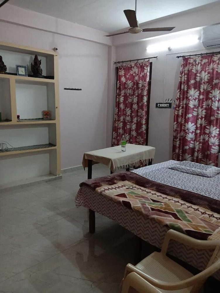 Shri Hari Sadan — hotel in Jhusi