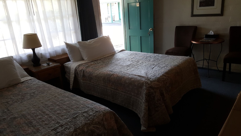 Bishop Village Motel - photo 11