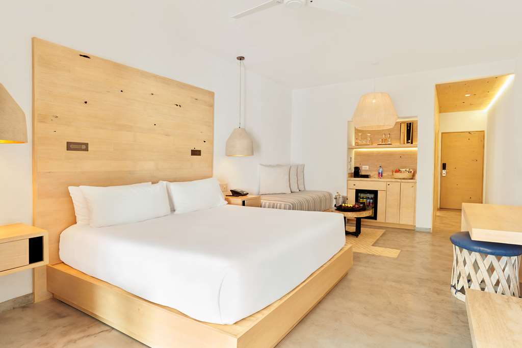 Poolside Suite Single with Jacuzzi Bahia Hotel & Beach House