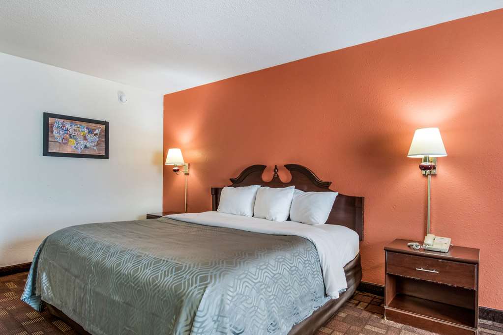 Econo Lodge Inn & Suites Chambersburg Central - photo 8