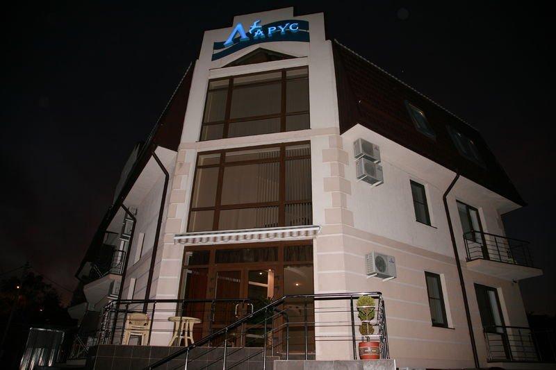 Larus Hotel