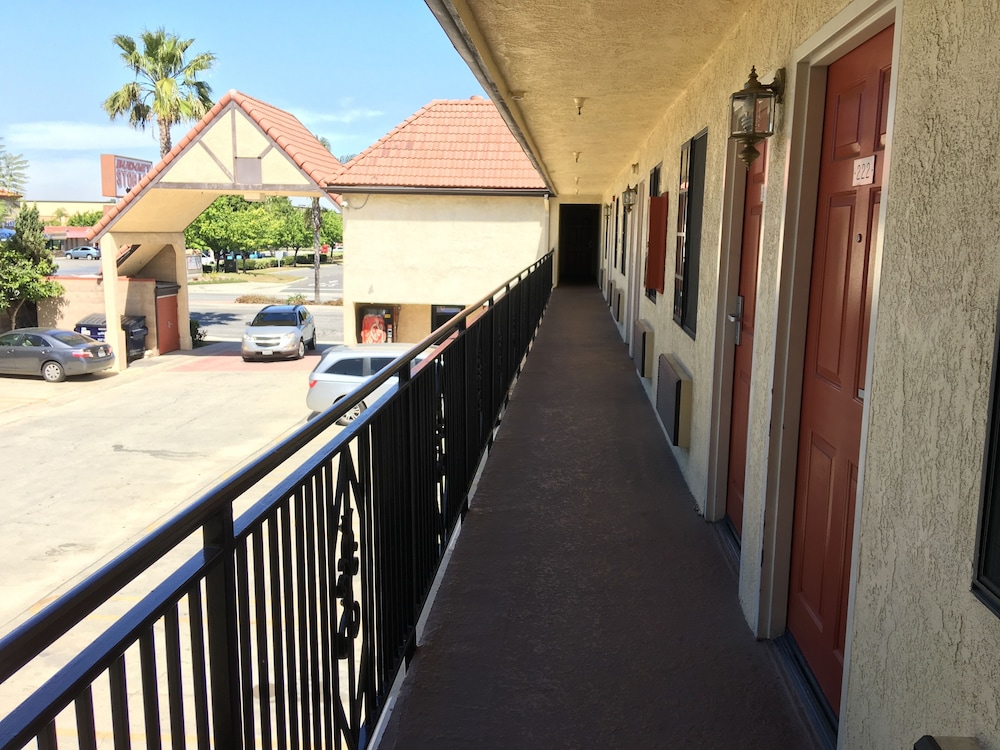 Executive Suites Inn - photo 16