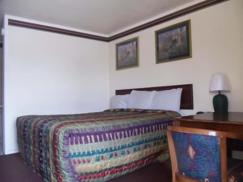 Antlers Budget Inn - photo 13