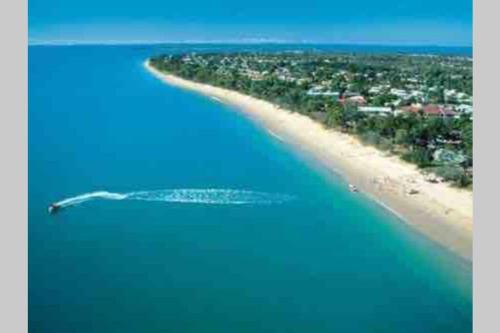 Hamptons Meets Hervey Bay In Upmarket Resort Ocean Views — hotel in Hervey Bay
