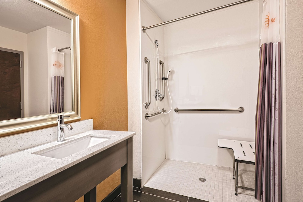 La Quinta by Wyndham San Antonio by Frost Bank Center - photo 5