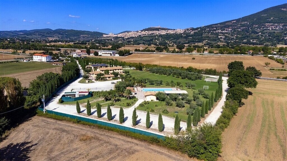 Agriturismo Il Casale di Monica — 4-Star Luxury Hotel in Rivotorto, Italy