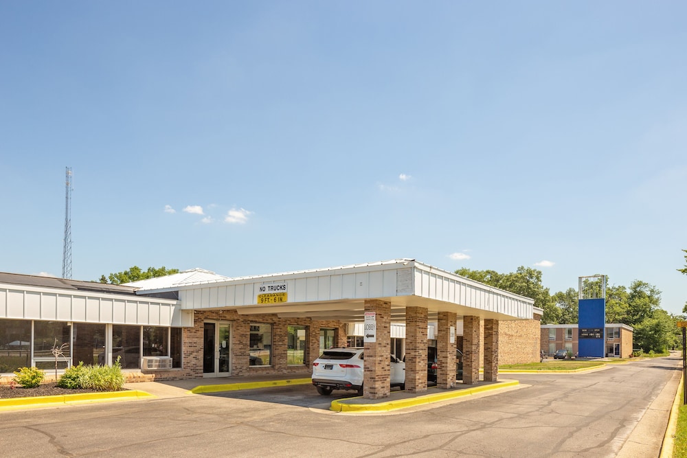 OYO Hotel Mona Lake Muskegon - photo 27