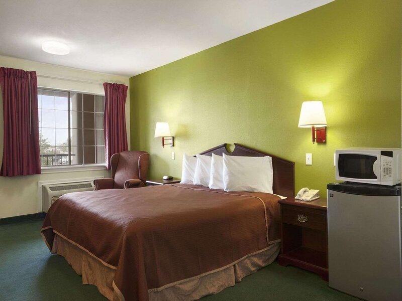 Howard Johnson by Wyndham Grand Prairie Near Lone Star Park - photo 7