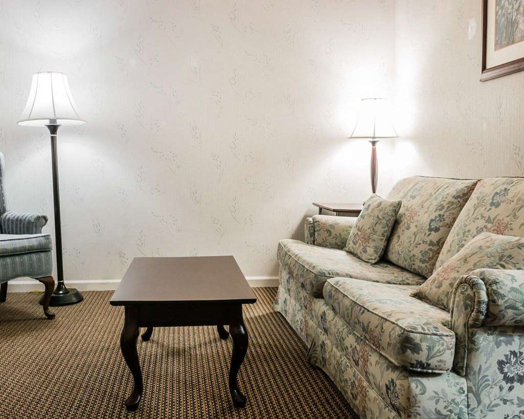 Econo Lodge & Suites Grand Rapids Airport - photo 7