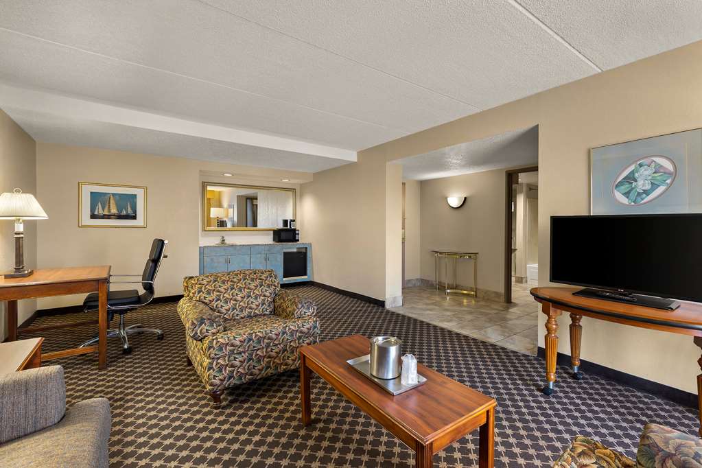 Hotel RL Cleveland Airport West - photo 13