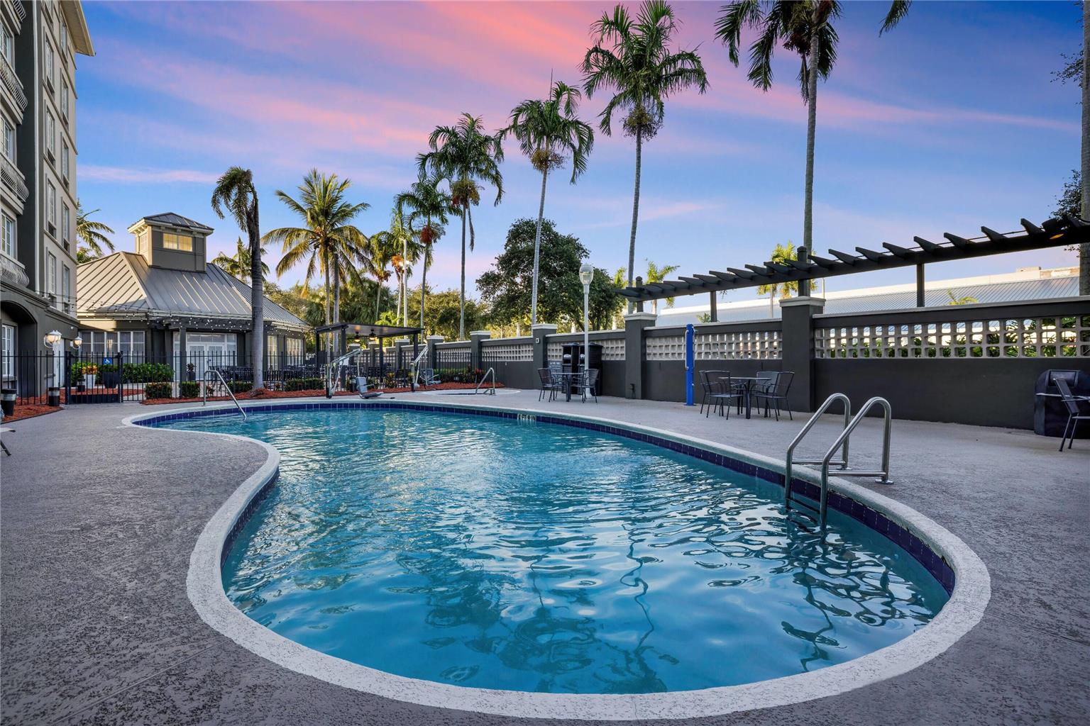 La Quinta Inn & Suites by Wyndham Miami Airport West - photo 9