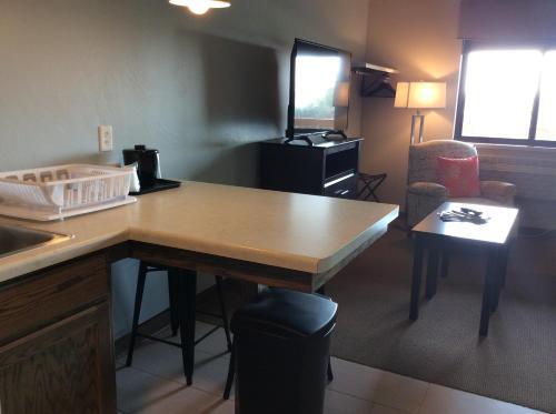 Scenic Shore Inn - photo 40
