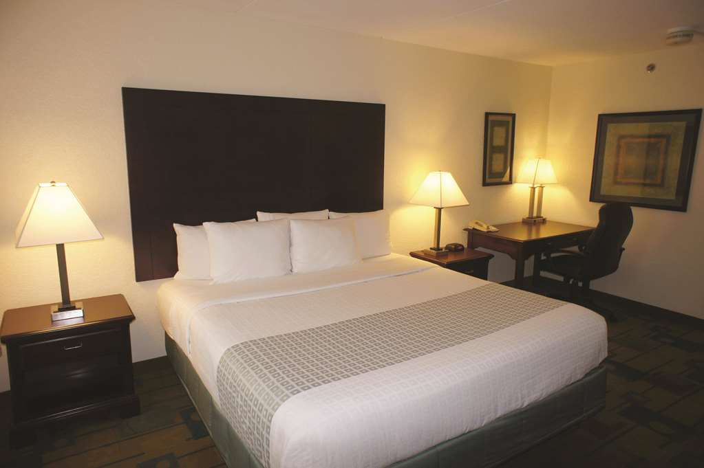 La Quinta Inn & Suites by Wyndham Boston Somerville - photo 32