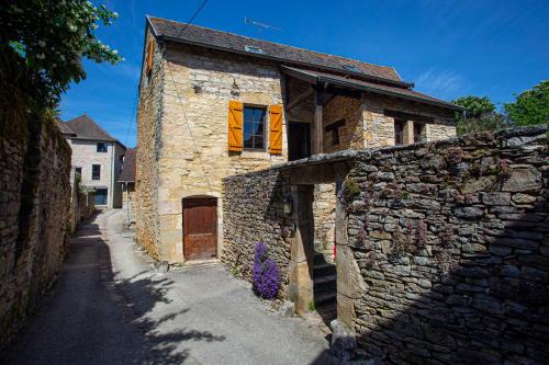 Maison En Pierres Au Coeur du Village Medieval de Villeneuve — 4-Star Luxury Hotel in Villeneuve, France