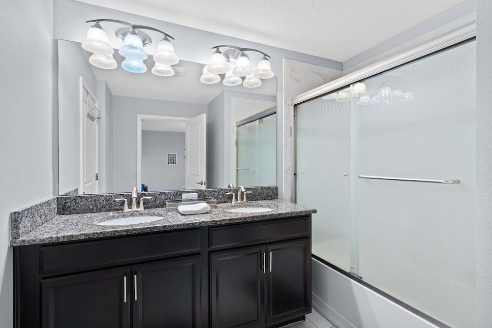Spacious 4BR Townhome With Pool at Storey Lake - photo 25