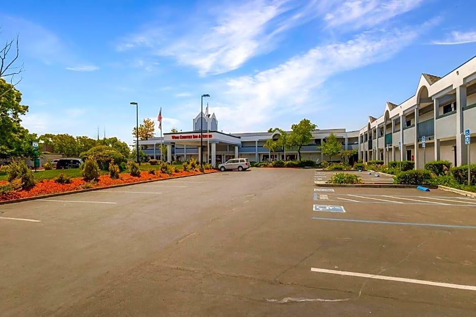 Americas Best Value Inn & Suites Wine Country Santa Rosa - photo 3