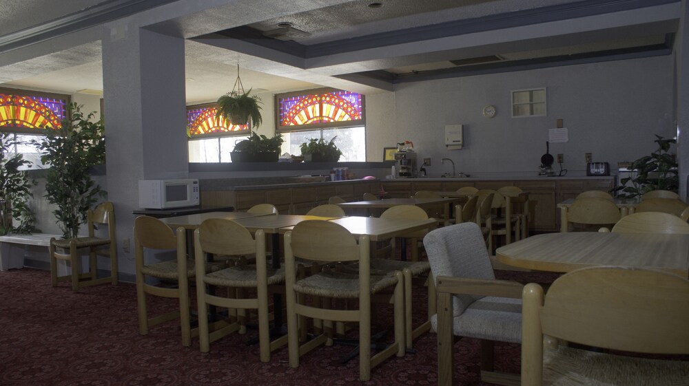 Red Carpet Inn And Fantasuite Hotel - photo 51