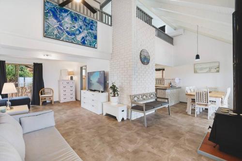 Oceanview Manor by Peppy Beach Retreats Two Houses in One with Panoramic Views — 4-Star Luxury Hotel in Capel, Australia