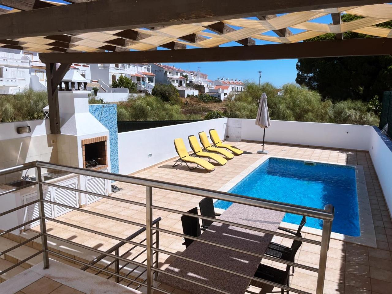 Moradia Fantastica Com Piscina a 5 Min Da Praia — hotel in Monte Gordo