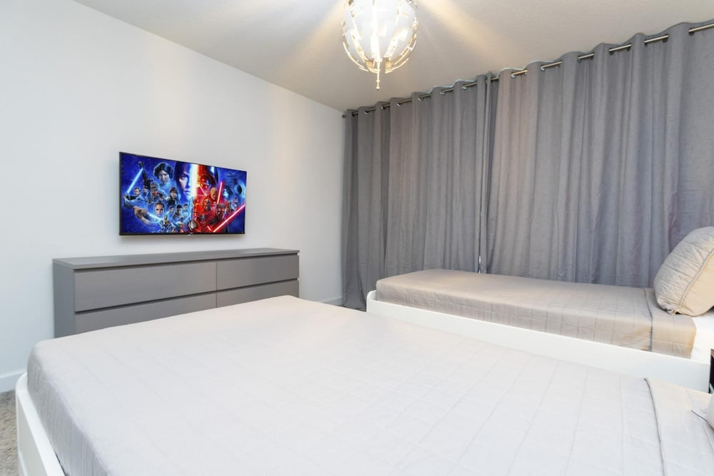 Chic Modern Marvel Themed Beds Private Pool - photo 11