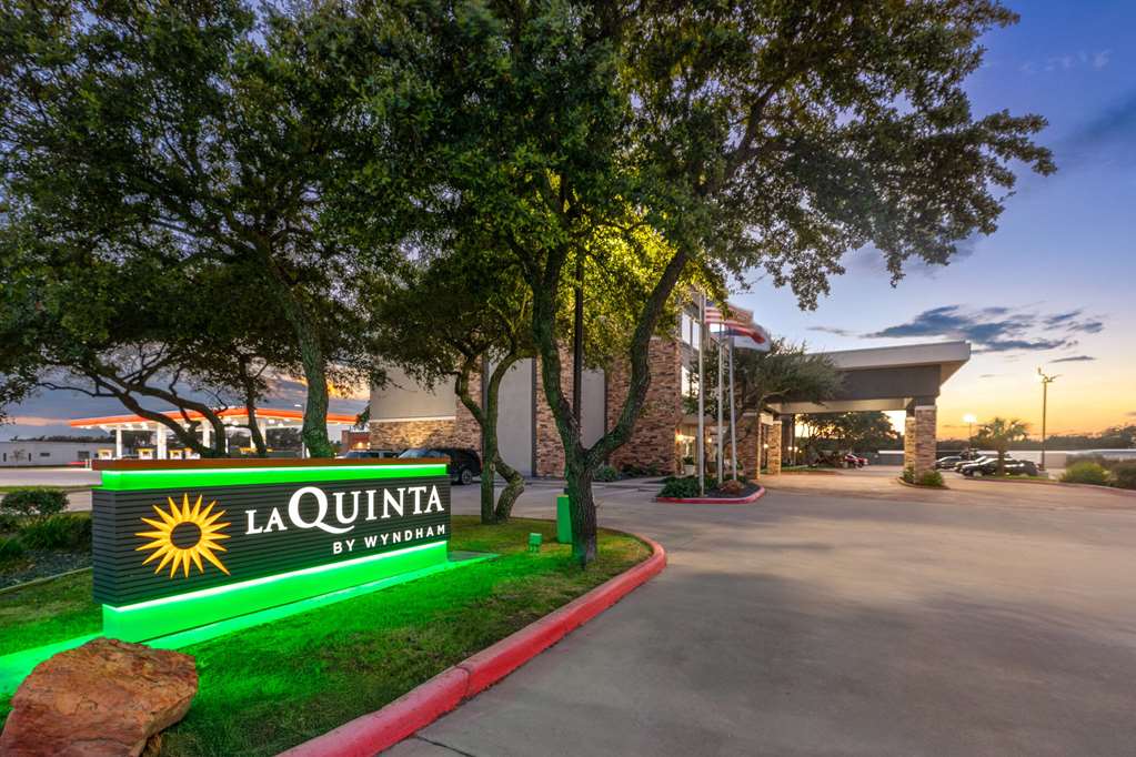 La Quinta Inn & Suites by Wyndham Rockport Fulton - photo 6