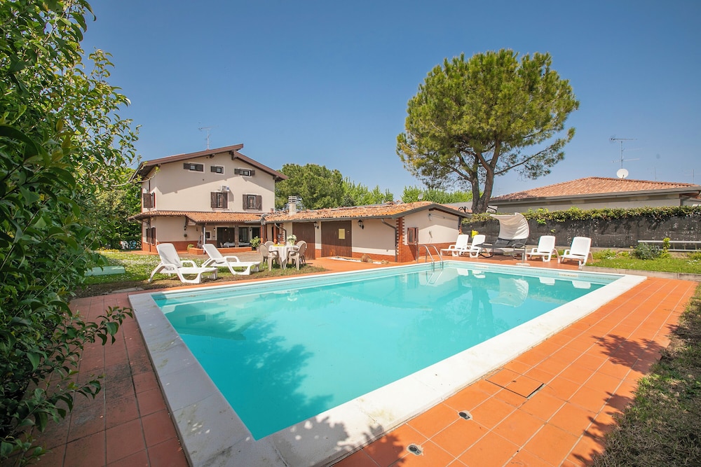 Villa Oasi With Private Pool — 4-Star Luxury Hotel in Sirmione, Italy