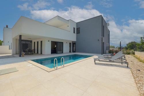 Villa Laura by Istra Vacation — 4-Star Luxury Hotel in Liznjan, Croatia