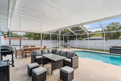Ocean Blue Heated Pool Home — 4-Star Luxury Hotel in Largo, United States