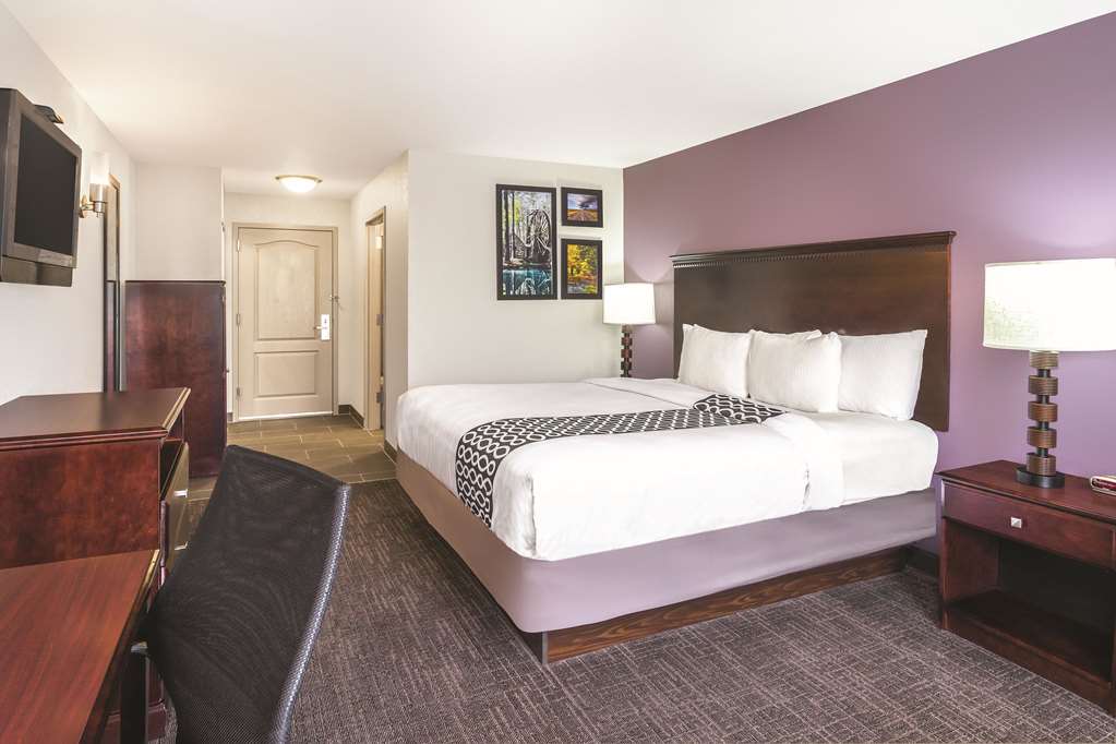 La Quinta Inn & Suites by Wyndham Rome - photo 18