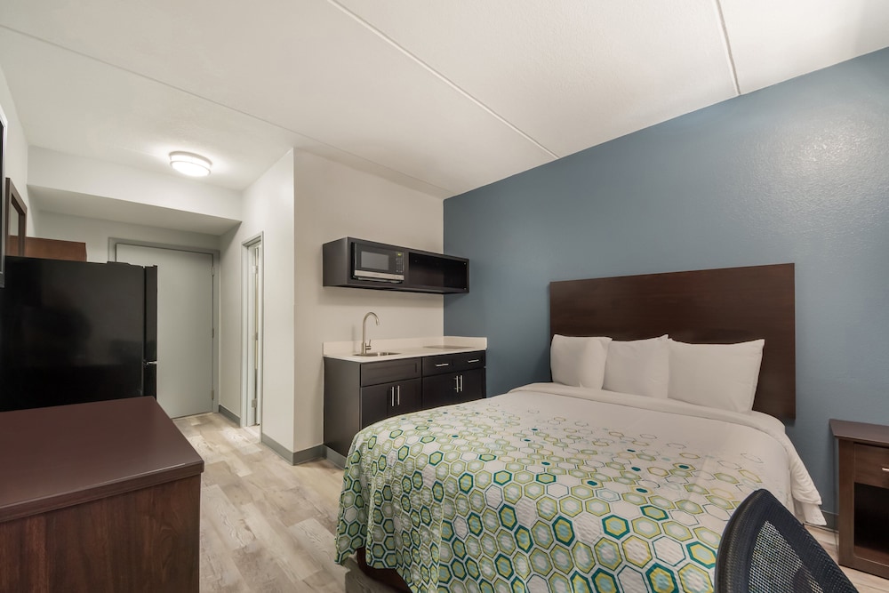 HomeTowne Studios by Red Roof San Antonio Seaworld Northwest - photo 17