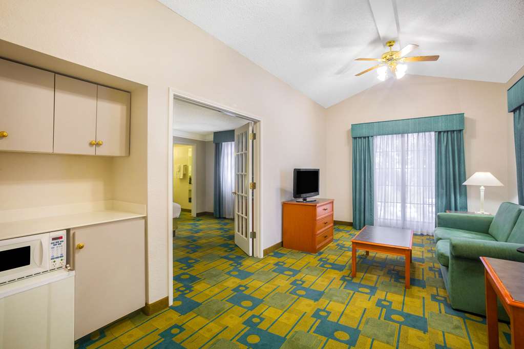 Super 8 by Wyndham Eagle Pass - photo 25