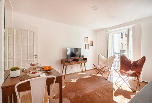 Idyllic Light Filled Alfama Apt by TimeCooler