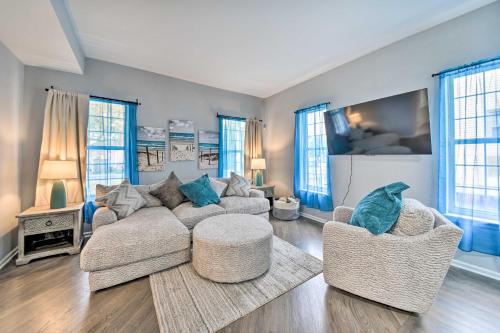 Bright Norfolk Home with Deck Less Than 3 Mi to Town — 4-Star Luxury Hotel in Norfolk, United States