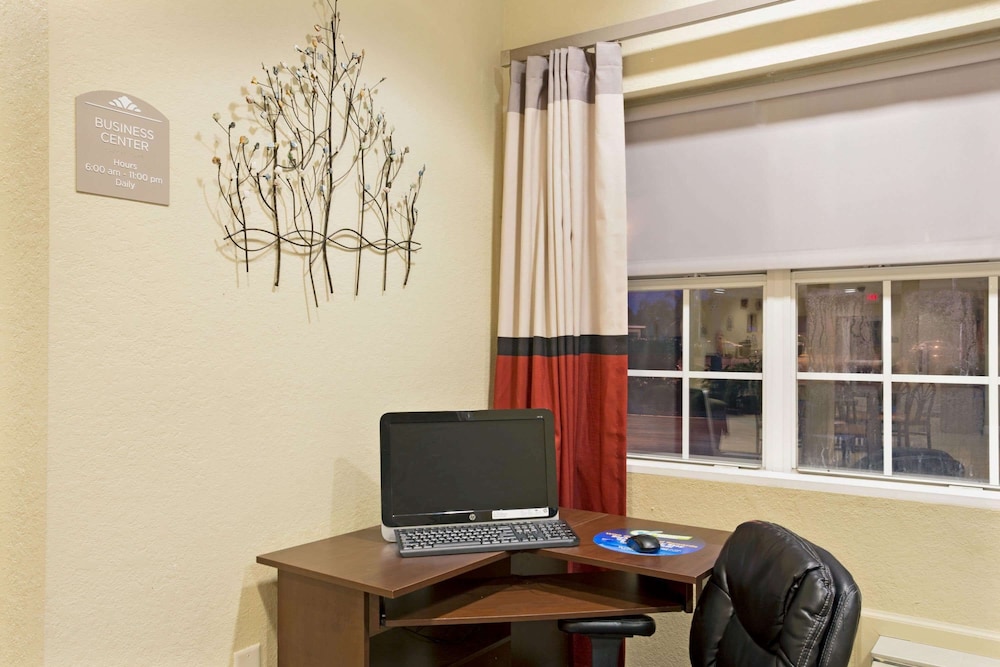 Microtel Inn & Suites by Wyndham Bushnell - photo 13