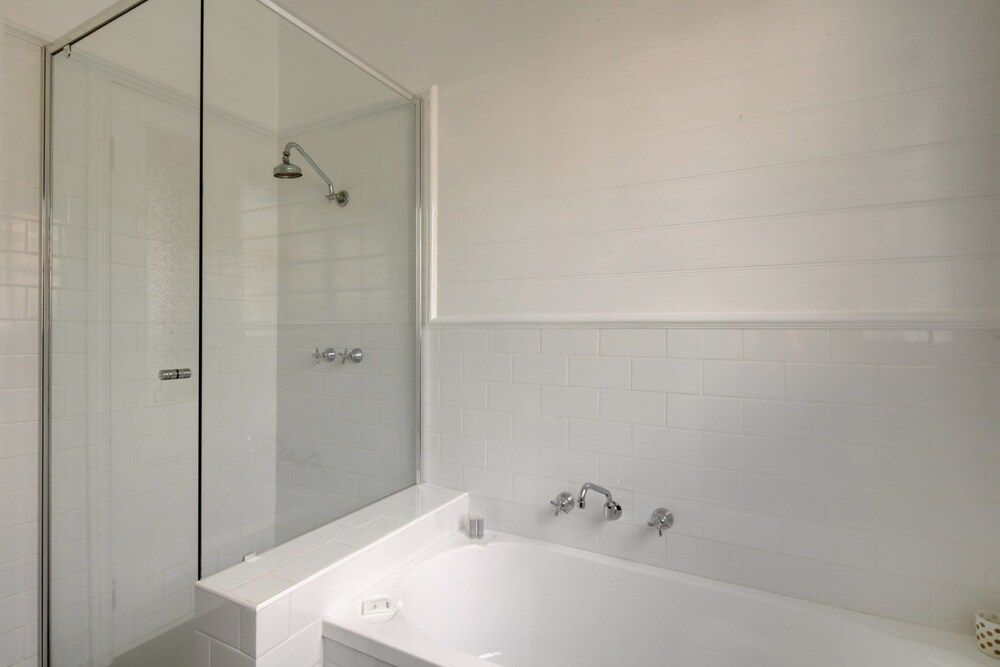 Historic 1850s Magnetic Cottage — 4-Star Luxury Hotel in Port Fairy, Australia
