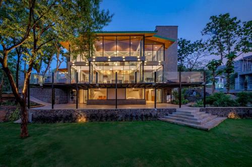 SaffronStays Sonnet 4BR veg pool villa with grand piano theater lawn & mountain views near Mumbai — 4-Star Luxury Hotel in Khopoli, India