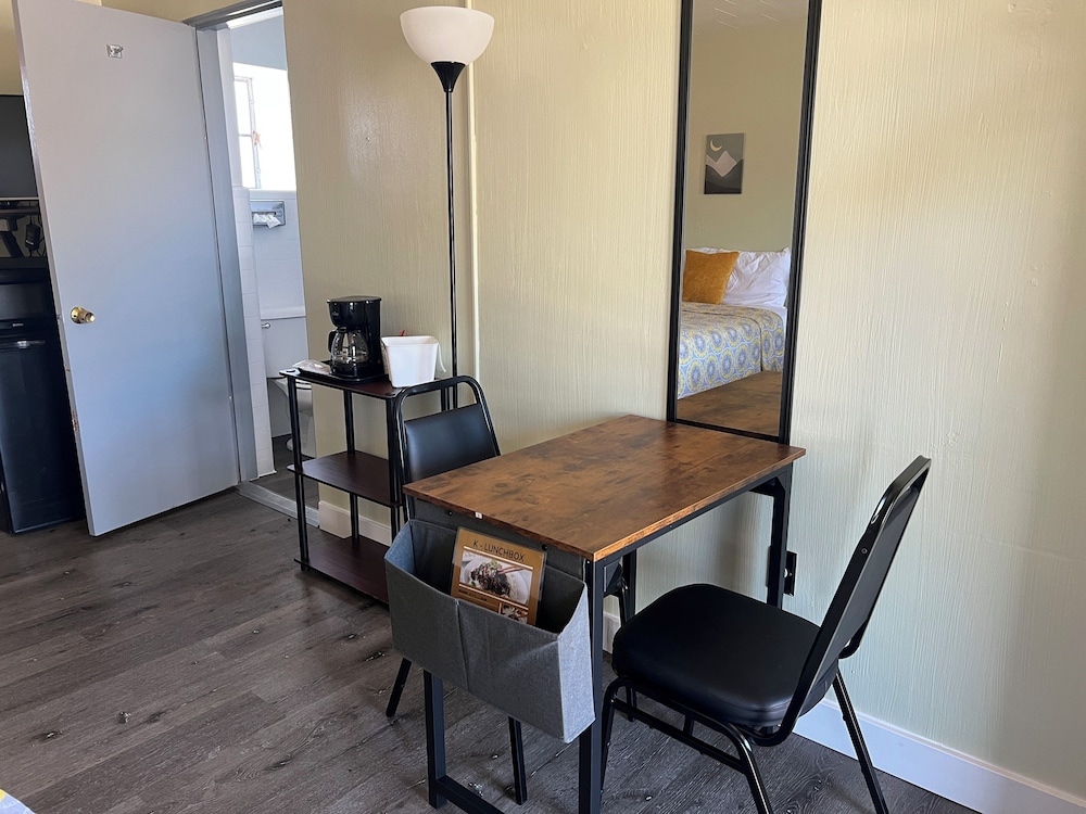 Midtown Inn & Suites - photo 29