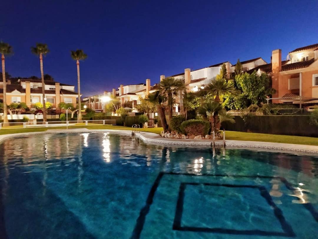 Adosado Para Familias Al Lado de la Playa Con Piscina — hotel in El Grao