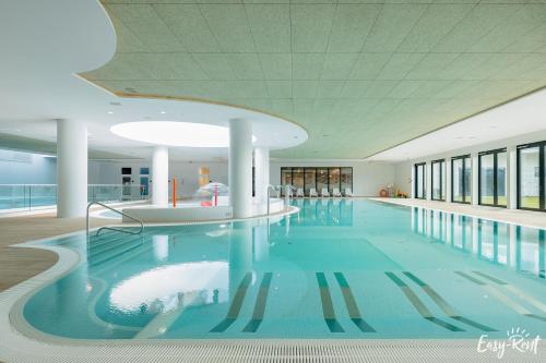 Pinea 103 z widokiem na morze BASEN sauna jacuzzi w cenie pobytu Easy Rent Apartments — 4-Star Luxury Hotel in Pobierowo, Poland