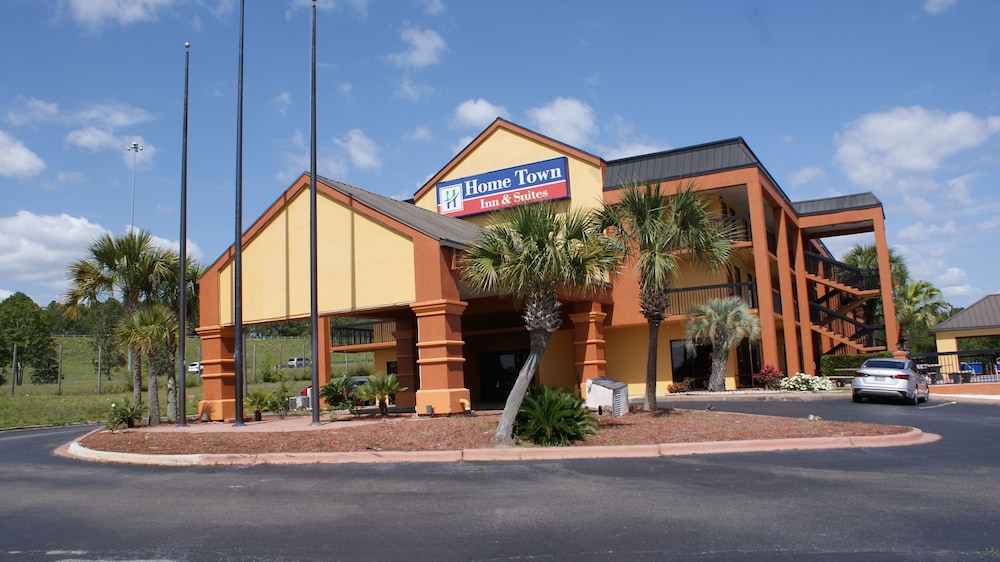 HomeTown Inn & Suites — hotel in Crestview