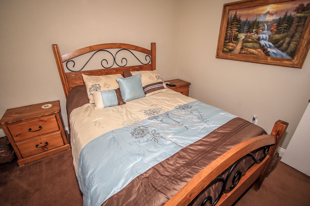 Summit Getaway Condo Affordable and ideally located Wood burning fireplace Walk to Ski Resort - photo 3