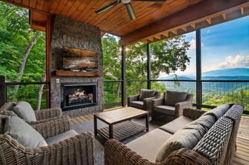Luxury Retreat W Indoor Pool & Panoramic Views — 4-Star Luxury Hotel in Sevierville, United States