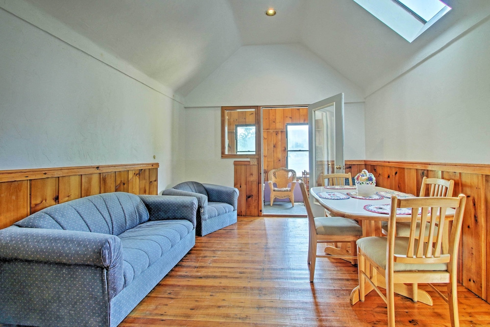Lakefront Rumney Retreat w Shared Dock & Beach — hotel in Rumney